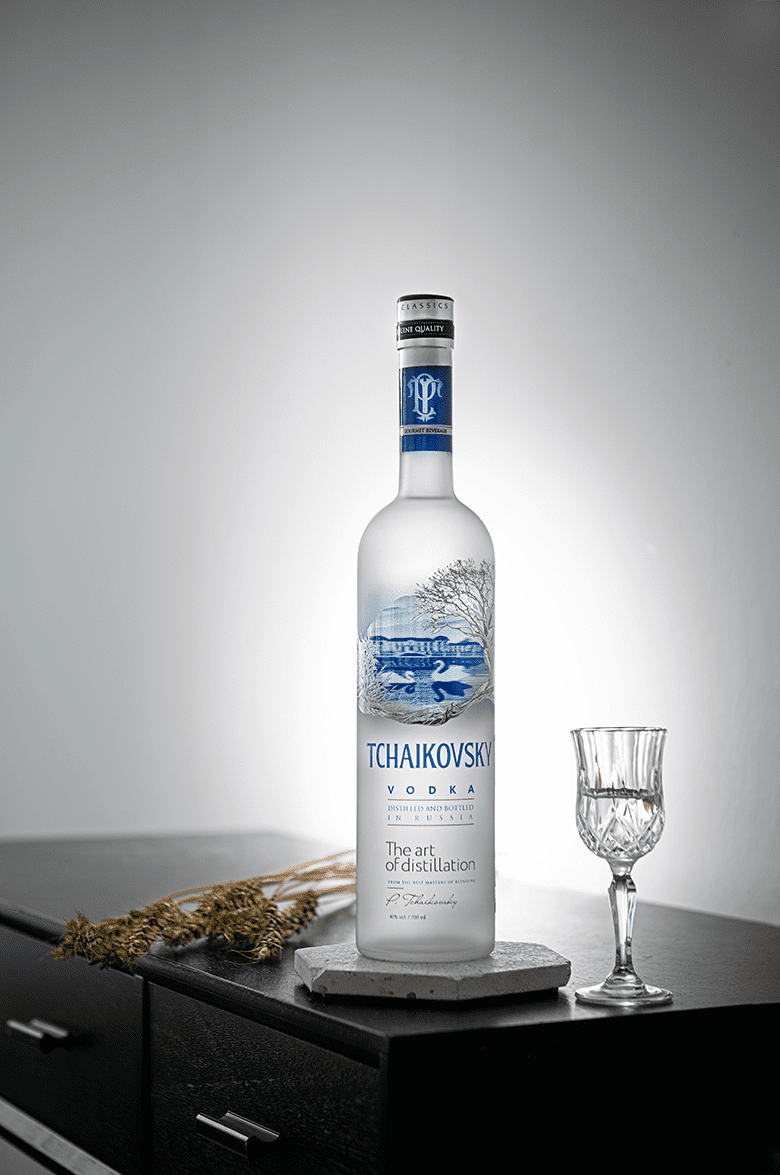 Чайковский в подарочной упаковке с двумя стопками - 0.7 л