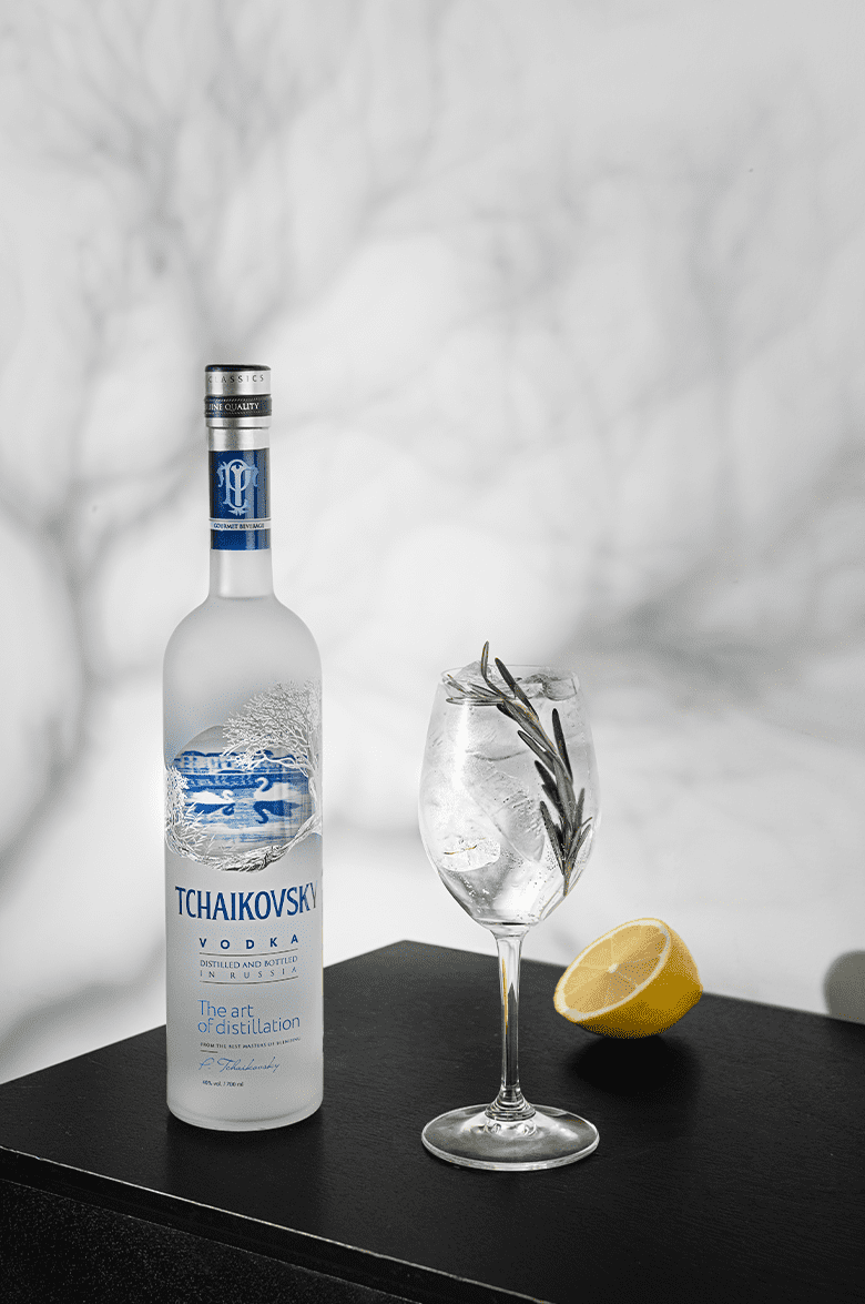 Чайковский в подарочной упаковке с двумя стопками - 0.7 л