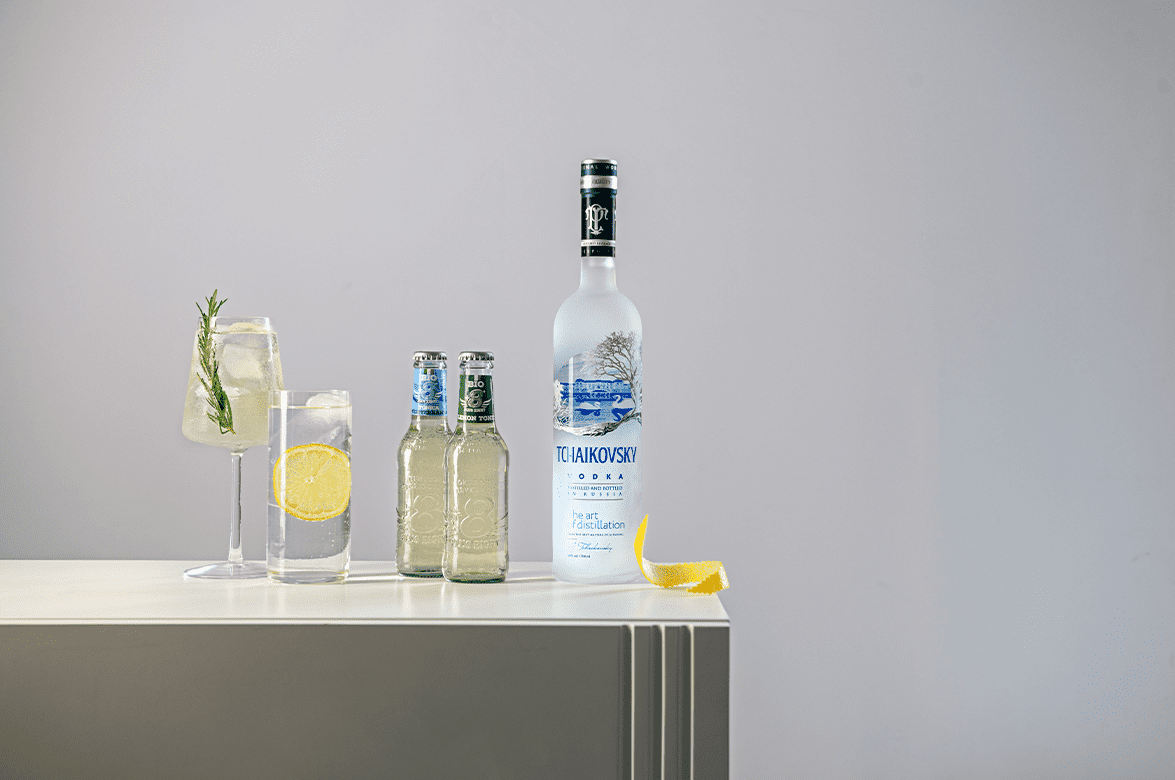 Чайковский в подарочной упаковке с двумя стопками - 0.7 л